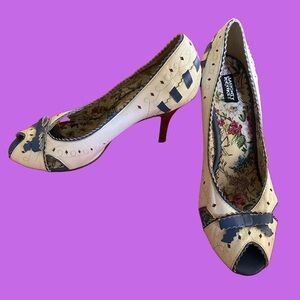 NAUGHTY MONKEY white & blue open toe high heels, blue bow & hot pink cut-outs 😍